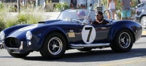 Johnny Hallyday au volant d'une AC Cobra