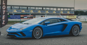 une Aventador S bleu de profil