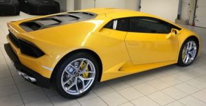 Lamborghini Huracan Jaune vue de derrière