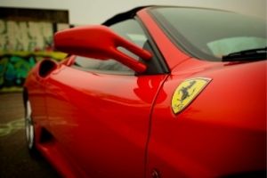 Une Ferrari rouge plan serré