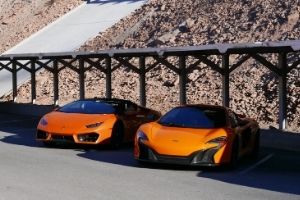 Une Lamborghini et une McLaren sous un porche