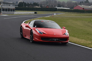 Ferrari 458 Italia sur le circuit de Mornay