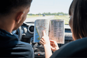 Un couple qui cherche une destination sur une carte