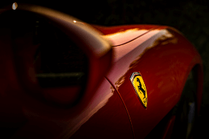 Logo ferrari sur la voiture