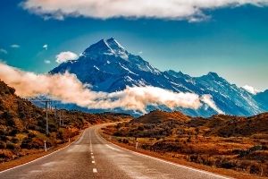 Grande route vide avec vue sur une montagne