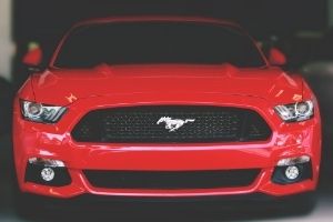 Ford Mustang rouge de face