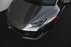 Capot d'une Lamborghini Huracan grise avec un Body Kit