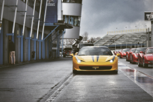 Ferrari 458 italia jaune dans la pitlane