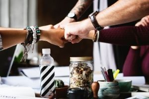 Un groupe de personne se check tous ensemble