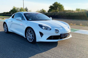 une alpine A110 blanche en vue de face