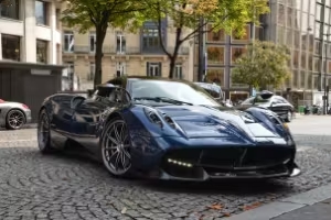 Pagani Huayra bleu nuit de face