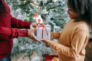 Un enfant reçoit un cadeau pour Noël