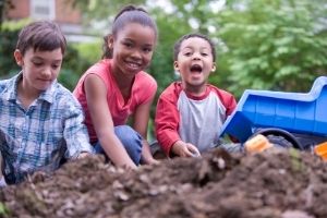 Des enfants qui jouent ensemble