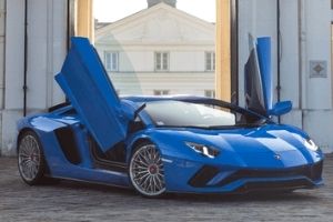 Lamborghini Aventador S bleu les portes levées 