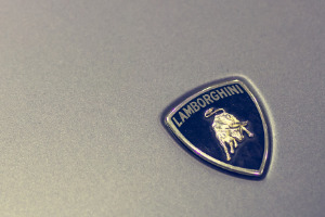 Logo Lamborghini sur le capot