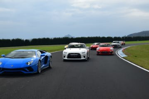 voiture de sport au circuit lédenon