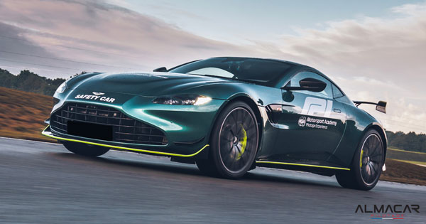 Aston Martin F1 Edition sur circuit automobile
