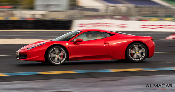 Ferrari 458 sur circuit automobile