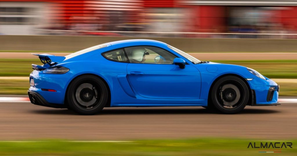 Porsche GT4 sur circuit automobile