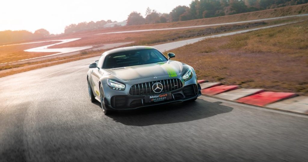 Mercedes AMG GT R Pro sur circuit
